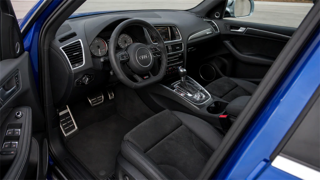 Audi 8R SQ5 left-hand-drive interior