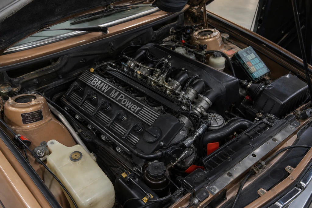 BMW E28 M5 engine bay image from the automotive content provider