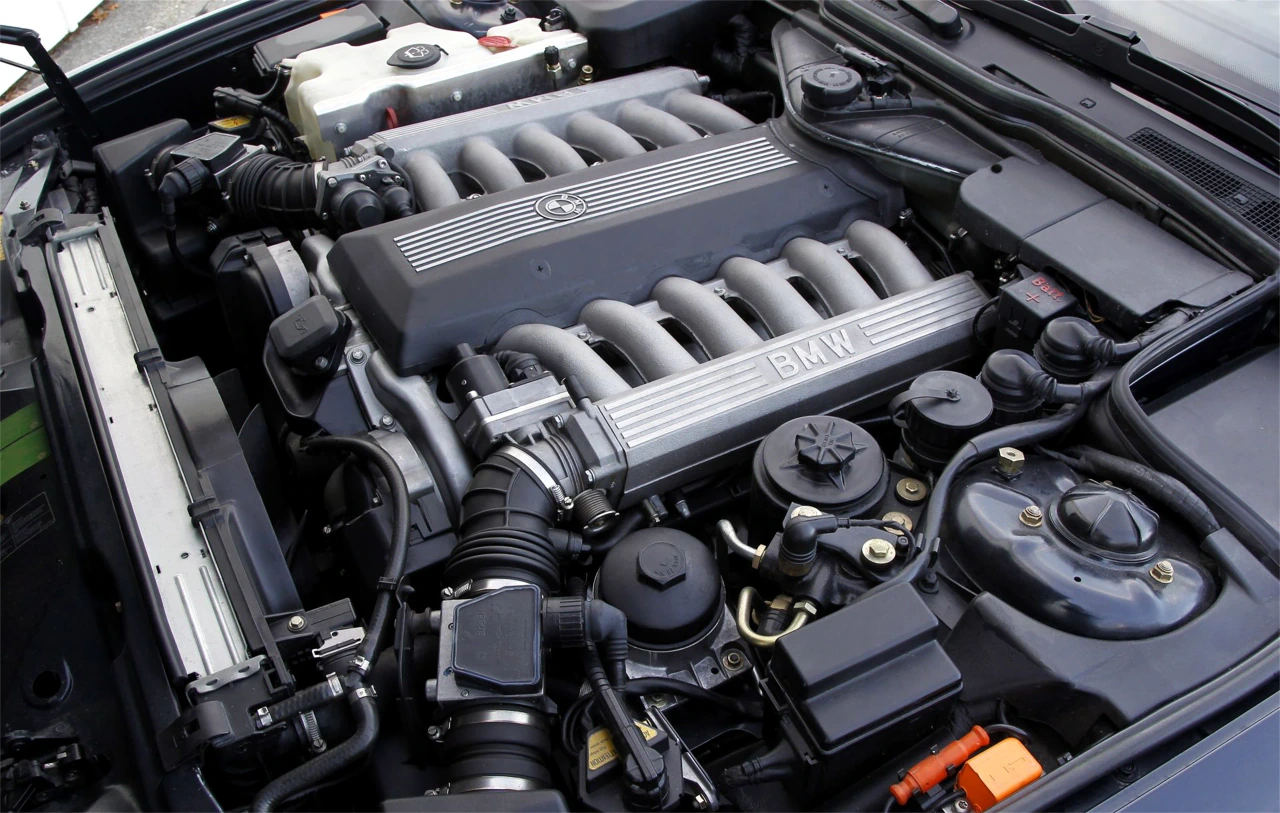 BMW E32 750iL (1988-1994) Inspection Guide engine bay image