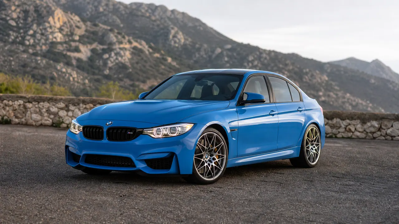 BMW F80 M3 teikėjo sukurtas straipsnio herojaus vaizdas su automobiliu, kuriame pateikiama tiesioginė redakcijos antraštė