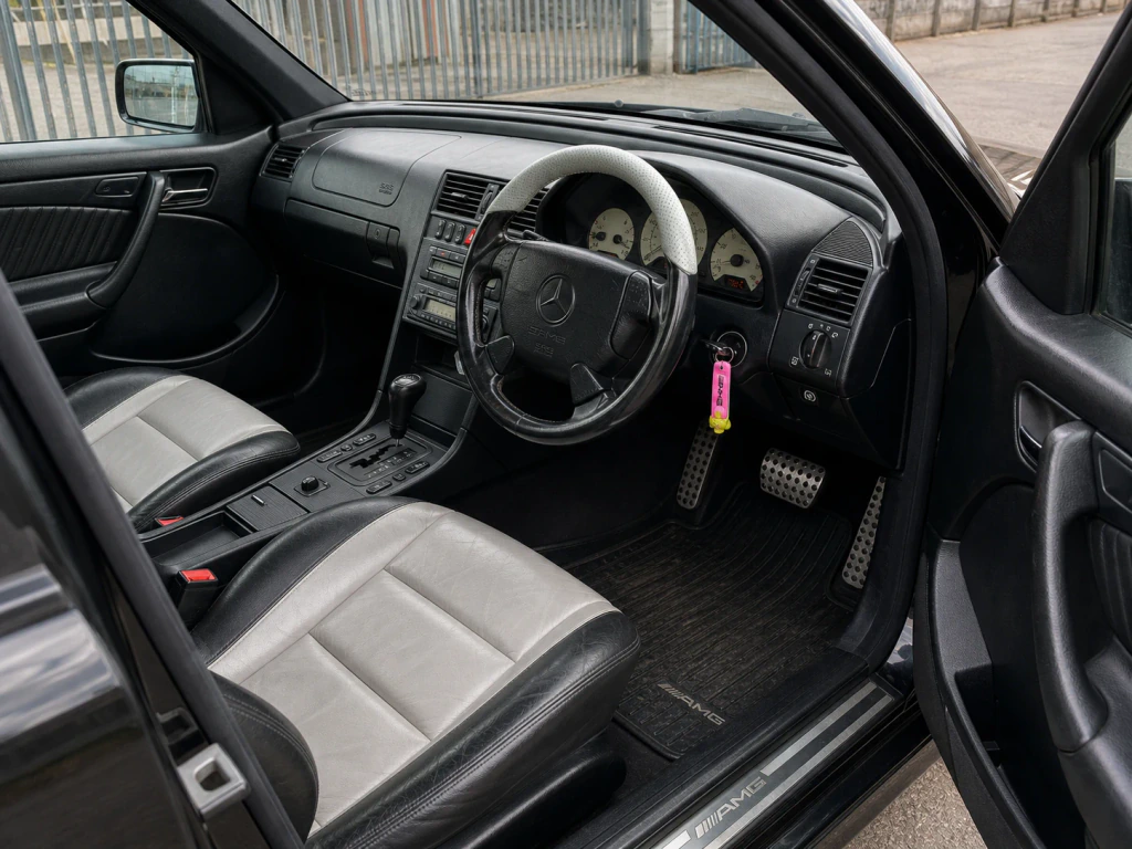 Mercedes-Benz C43 AMG W202 Inspection Guide interior image