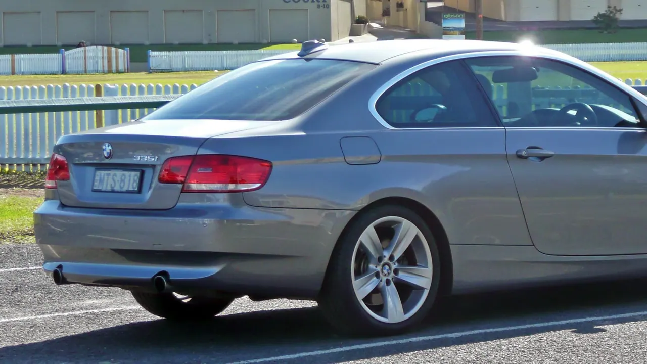 BMW E92 335i Coupe nufotografuotas profilyje