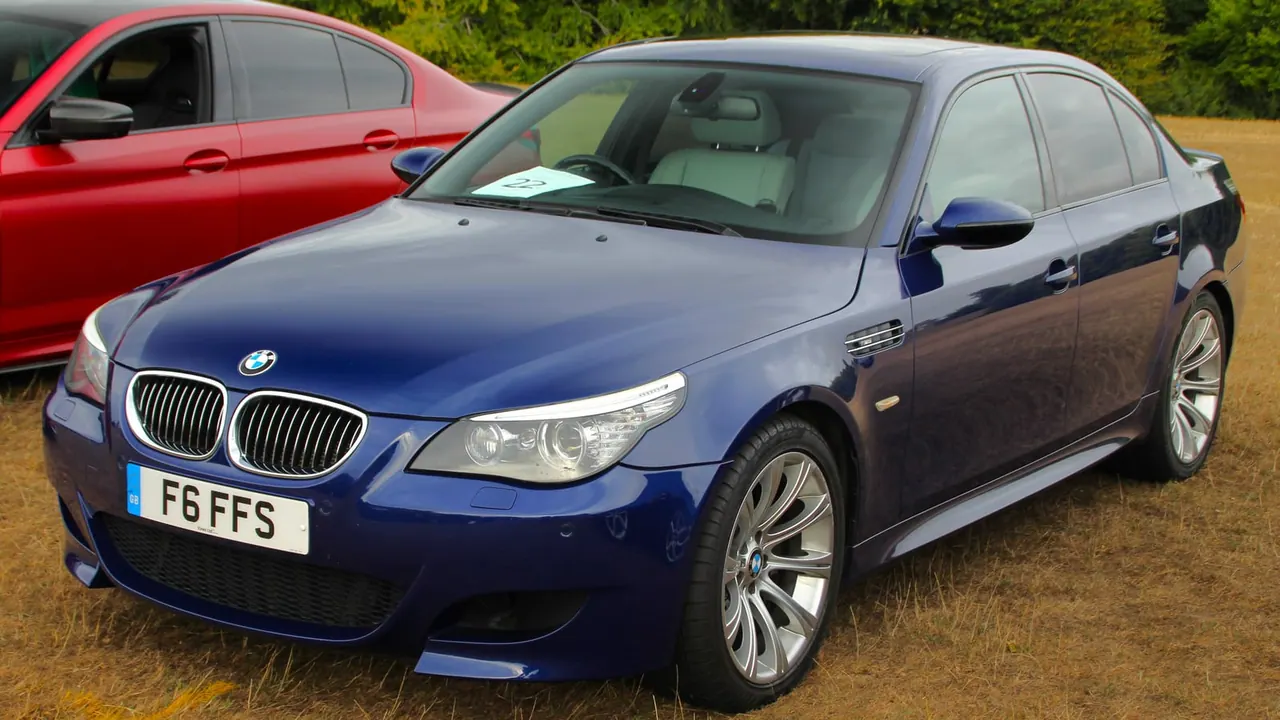 BMW E60 M5 nufotografuotas kelyje